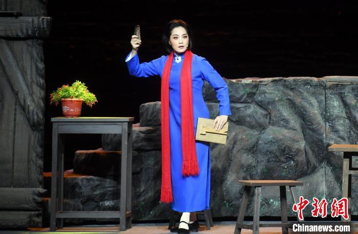 越剧《江姐》由国家一级演员、中国戏剧梅花奖得主、王派传人李敏领衔主演。　记者刘可耕 摄