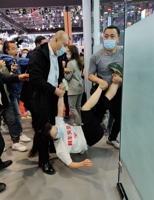 行拘5天被释放 车顶维权女车主首发声!特斯拉公开数据有“大Bug”休闲区蓝鸢梦想 - Www.slyday.coM 行拘5天被释放 车顶维权女车主首发声!特斯拉公开数据有“大Bug”休闲区蓝鸢梦想 - Www.slyday.coM