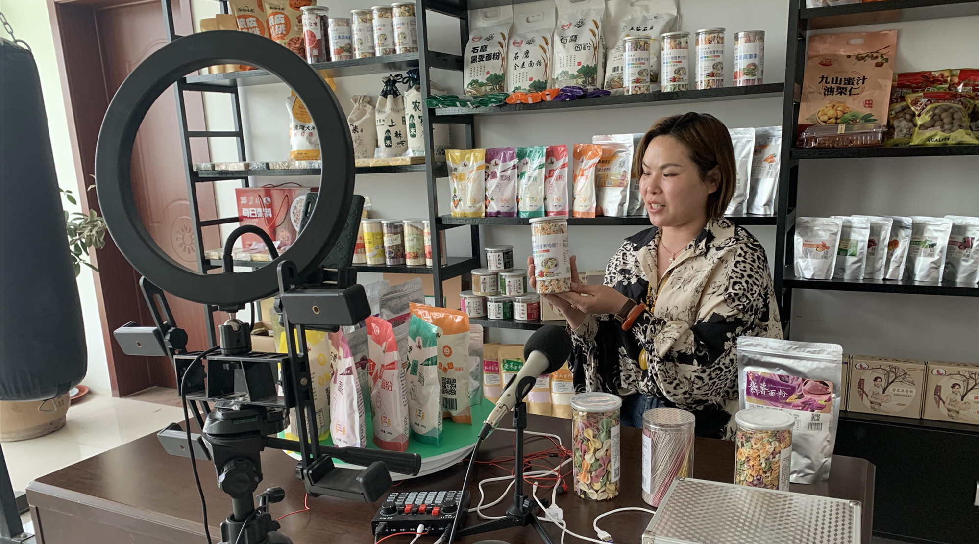 五彩小麦、石磨面粉……她返乡创业开发的多彩农产品年售额超千万! 第1张 五彩小麦、石磨面粉……她返乡创业开发的多彩农产品年售额超千万! 第1张