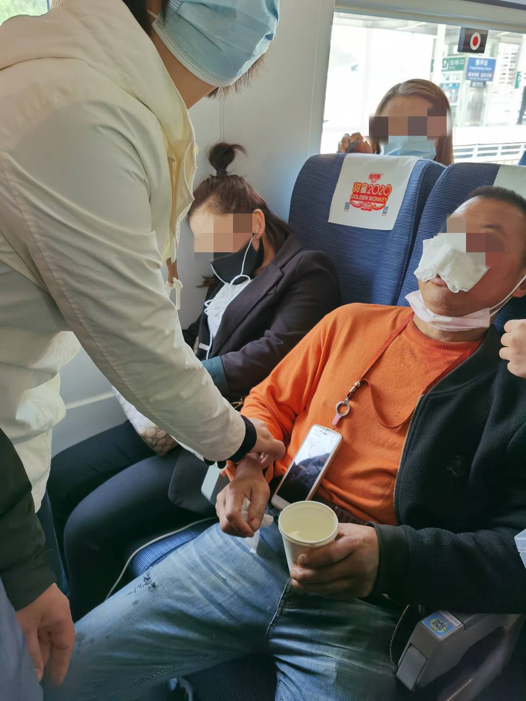 旅客列车上突发疾病 幸遇车上有55名华西医院共产党员休闲区蓝鸢梦想 - Www.slyday.coM 旅客列车上突发疾病 幸遇车上有55名华西医院共产党员休闲区蓝鸢梦想 - Www.slyday.coM