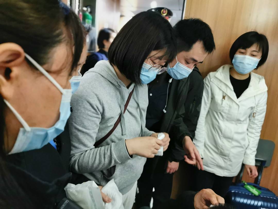 旅客列车上突发疾病 幸遇车上有55名华西医院共产党员休闲区蓝鸢梦想 - Www.slyday.coM 旅客列车上突发疾病 幸遇车上有55名华西医院共产党员休闲区蓝鸢梦想 - Www.slyday.coM