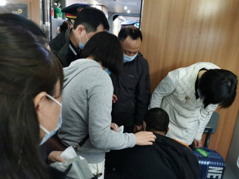 旅客列车上突发疾病 幸遇车上有55名华西医院共产党员休闲区蓝鸢梦想 - Www.slyday.coM 旅客列车上突发疾病 幸遇车上有55名华西医院共产党员休闲区蓝鸢梦想 - Www.slyday.coM