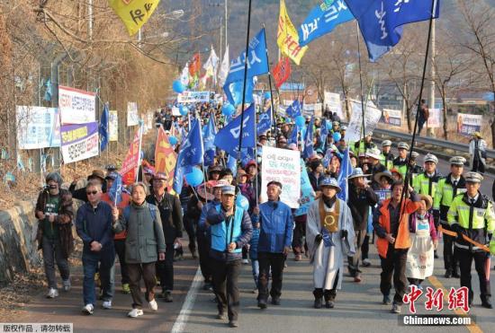 韩国防部向萨德基地运入物资,当地民众强烈抗议