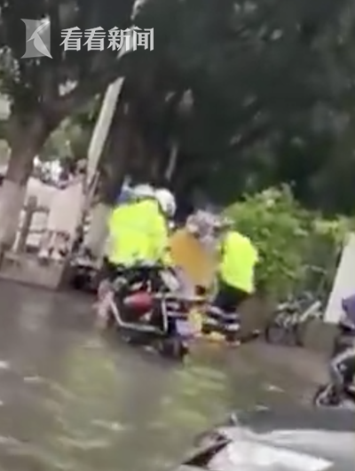 外卖小哥暴雨中抽搐摔倒后窒息 交警救回他一命休闲区蓝鸢梦想 - Www.slyday.coM 外卖小哥暴雨中抽搐摔倒后窒息 交警救回他一命休闲区蓝鸢梦想 - Www.slyday.coM