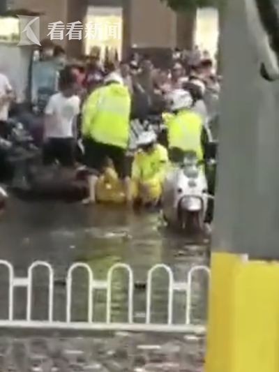 外卖小哥暴雨中抽搐摔倒后窒息 交警救回他一命休闲区蓝鸢梦想 - Www.slyday.coM 外卖小哥暴雨中抽搐摔倒后窒息 交警救回他一命休闲区蓝鸢梦想 - Www.slyday.coM