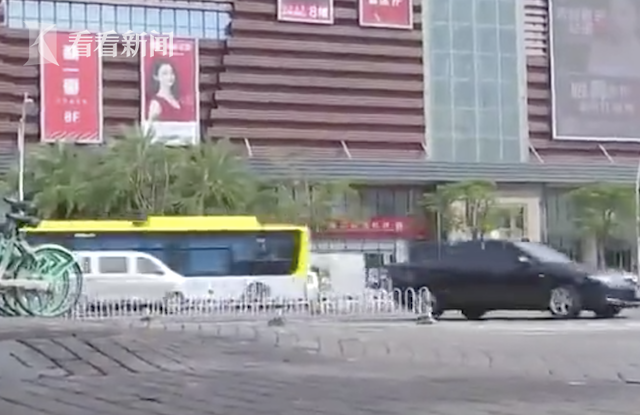 外卖小哥暴雨中抽搐摔倒后窒息 交警救回他一命休闲区蓝鸢梦想 - Www.slyday.coM 外卖小哥暴雨中抽搐摔倒后窒息 交警救回他一命休闲区蓝鸢梦想 - Www.slyday.coM