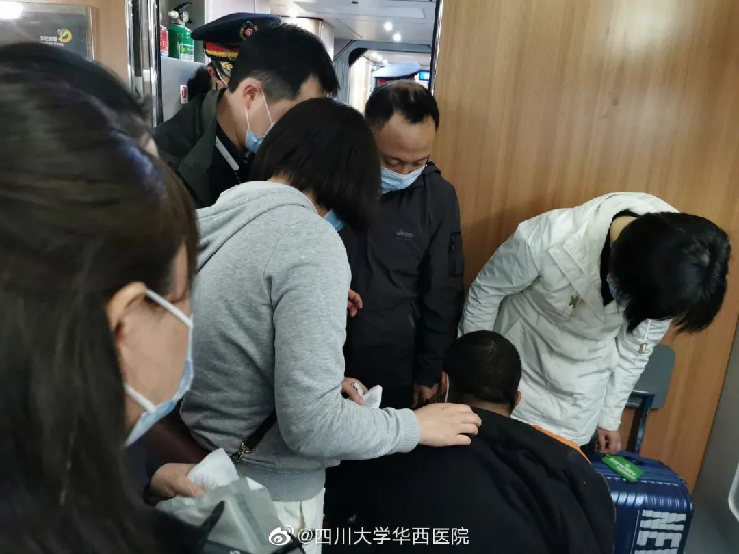 动车上乘客突然鼻腔大量出血，多亏遇上55名医生