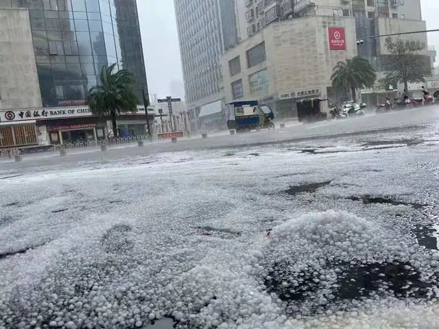 鸽子蛋大的冰雹连砸数十分钟文山城暴雨淹到腰昆明也要