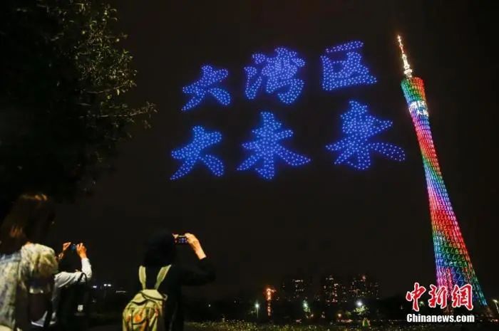 4月19日晚,1000架无人机组成的天幕光影秀在广州海心沙上空上演,用科技的方式描绘“大湾区、大未来”。中新社记者 王骏 摄
