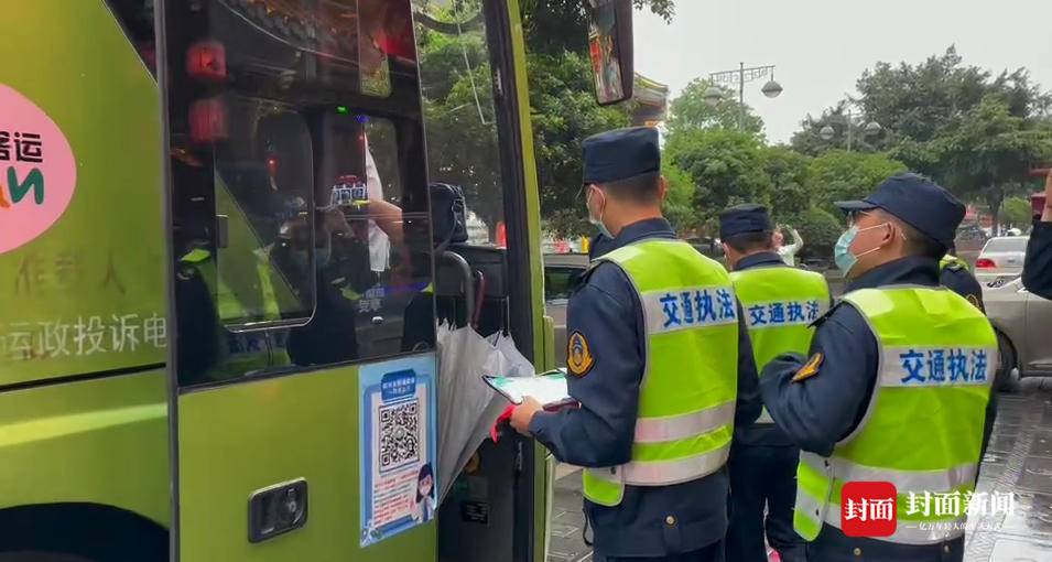 五一黄金周来临 成都多部门深夜联合执法 查处多起旅游大巴违法违规行为休闲区蓝鸢梦想 - Www.slyday.coM 五一黄金周来临 成都多部门深夜联合执法 查处多起旅游大巴违法违规行为休闲区蓝鸢梦想 - Www.slyday.coM