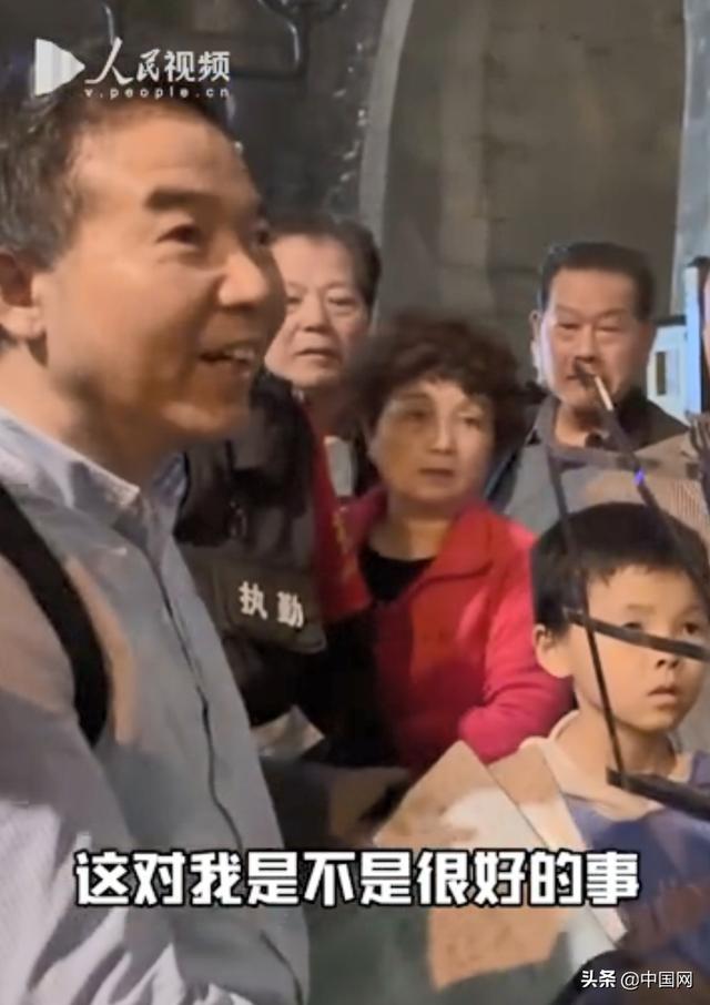 流浪歌手被保安驱赶,清华教授据理力争,疑似被广场舞群众举报休闲区蓝鸢梦想 - Www.slyday.coM 流浪歌手被保安驱赶,清华教授据理力争,疑似被广场舞群众举报休闲区蓝鸢梦想 - Www.slyday.coM