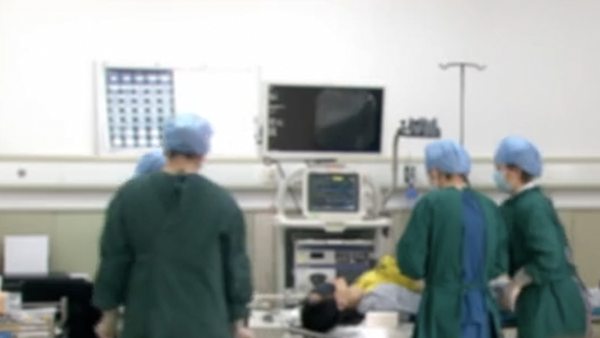 视频|喘气都疼!女子持续咳嗽2年 竟是气管里长了结石休闲区蓝鸢梦想 - Www.slyday.coM 视频|喘气都疼!女子持续咳嗽2年 竟是气管里长了结石休闲区蓝鸢梦想 - Www.slyday.coM