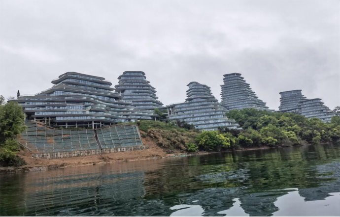 项目建立导致湖岸滑坡