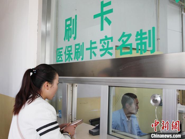 资料图:民众在青海一家医院窗口刷卡缴费。　张添福 摄
