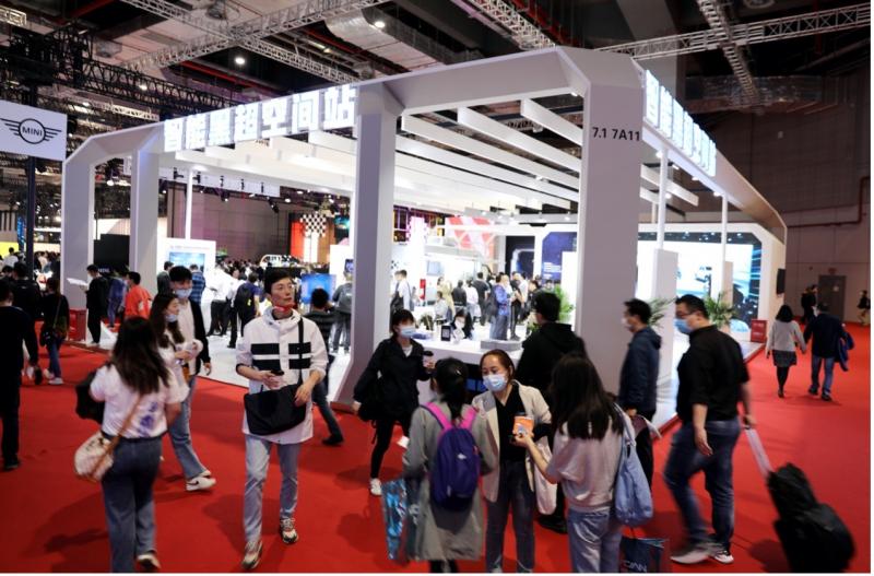 以科技揽人气，“智能黑超空间站”火爆上海车展