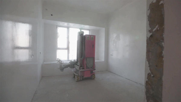 8米的粉红色机器人便开始了墙面油漆喷涂作业.