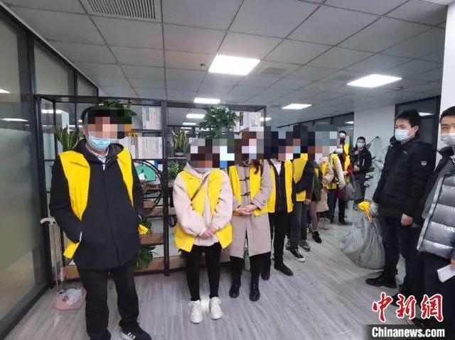 资料图:安徽合肥警方打掉“荐股”电信诈骗团伙,抓获犯罪嫌疑人。合肥警方供图