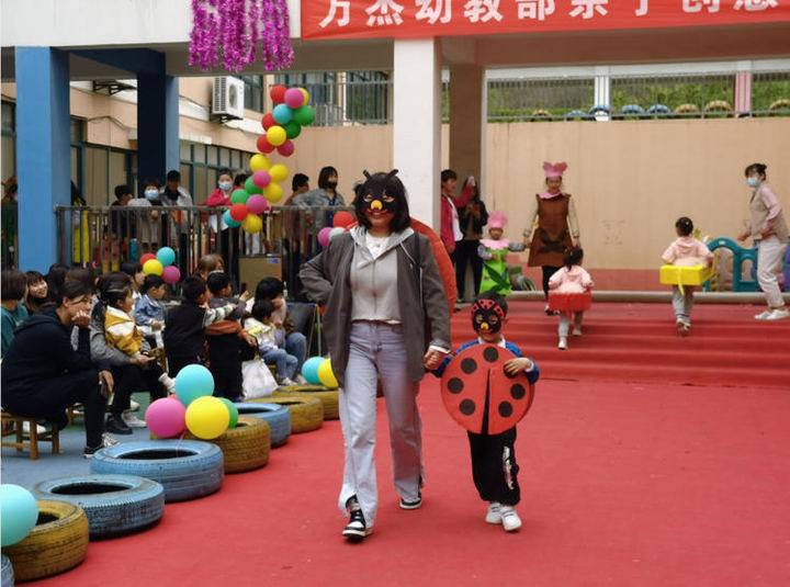 万杰朝阳学校幼教部 亲子创意时装秀——一个倡导环保的走秀活动