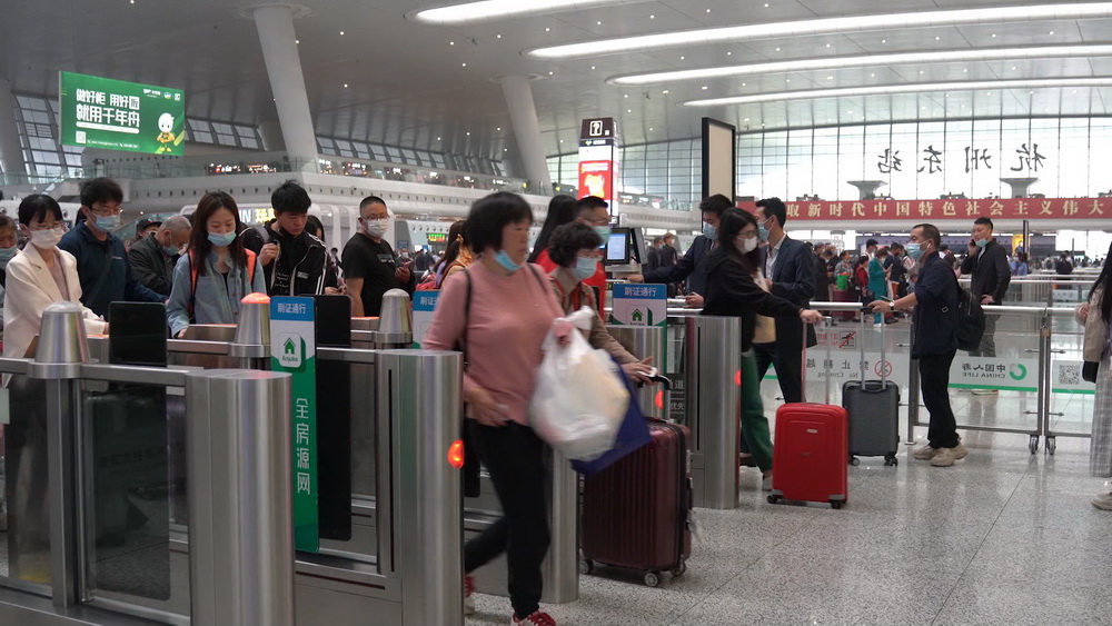 杭州东站候车大厅内,旅客在有序检票进站.