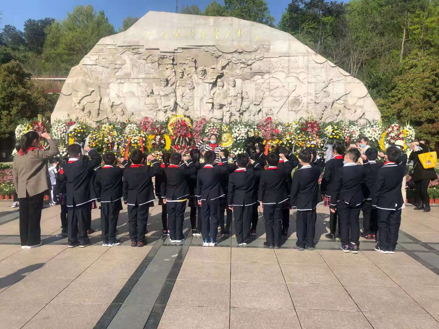 合肥少先队员在蜀山烈士陵园开展感悟红色历史缅怀山河英雄主题活动
