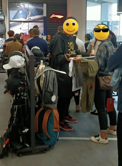 最高暴涨31倍!国产鞋遭热炒,李宁球鞋原价1499元卖48889元,有人几天赚一辆车休闲区蓝鸢梦想 - Www.slyday.coM 最高暴涨31倍!国产鞋遭热炒,李宁球鞋原价1499元卖48889元,有人几天赚一辆车休闲区蓝鸢梦想 - Www.slyday.coM