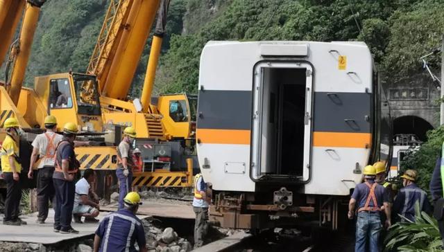 台铁出轨事故调查重大进展 疑发现肇事工程车行车记录器休闲区蓝鸢梦想 - Www.slyday.coM 台铁出轨事故调查重大进展 疑发现肇事工程车行车记录器休闲区蓝鸢梦想 - Www.slyday.coM