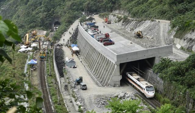 台铁出轨事故调查重大进展 疑发现肇事工程车行车记录器休闲区蓝鸢梦想 - Www.slyday.coM 台铁出轨事故调查重大进展 疑发现肇事工程车行车记录器休闲区蓝鸢梦想 - Www.slyday.coM