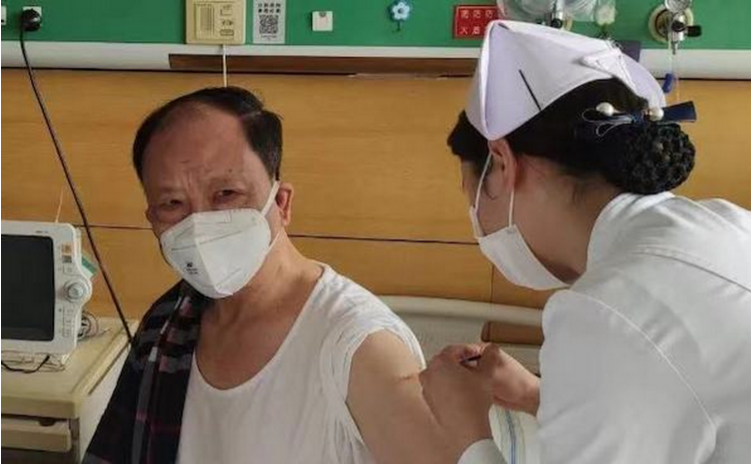 夏院士接种现场。供图:武汉大学中南医院