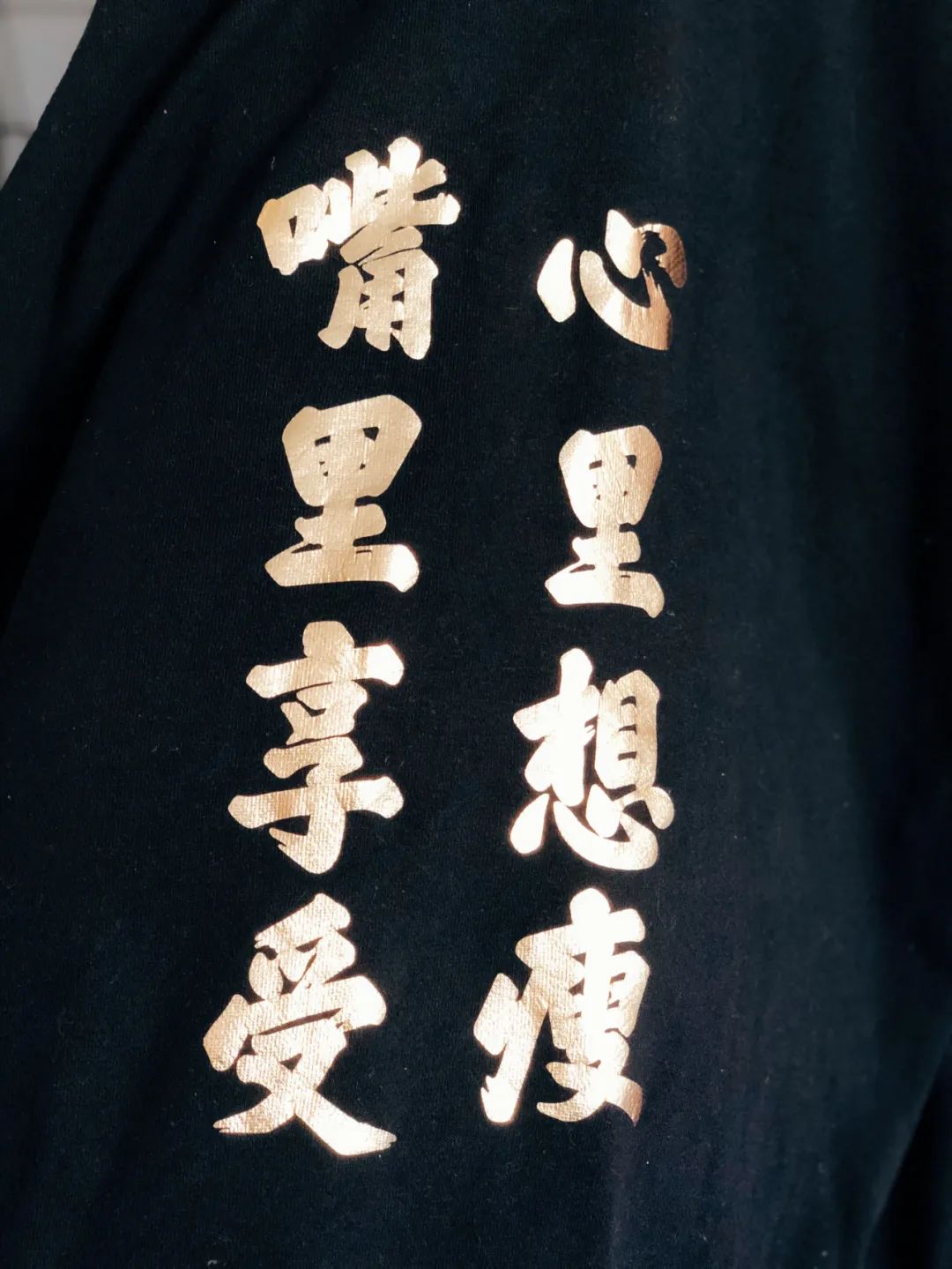(其实是金色,我一口气订制了4件套头衫,无奈最近又胖了几斤,有点点窄