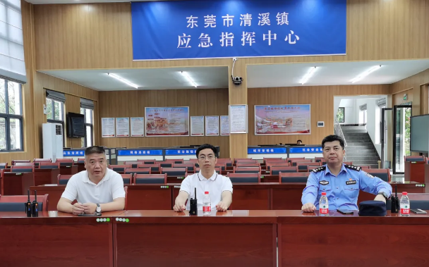 "这里是镇委应急指挥中心,我是今天的带班领导许冰,请呼叫到的单位,村