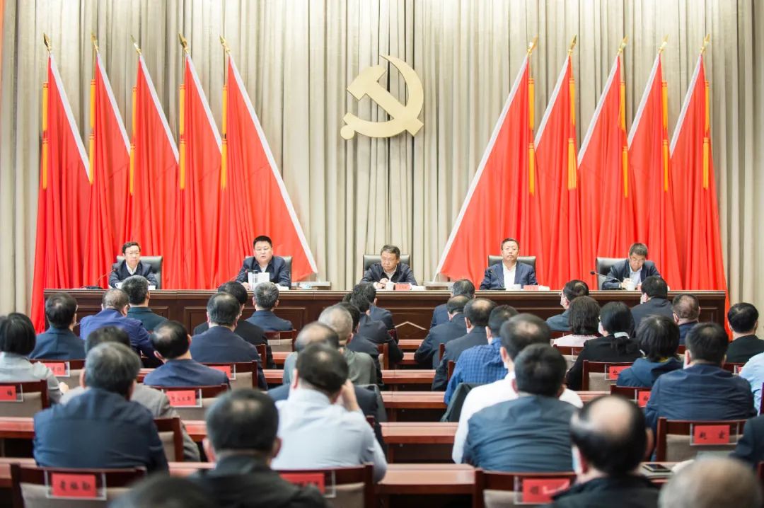 4月6日上午,盟委召开全盟领导干部会议。