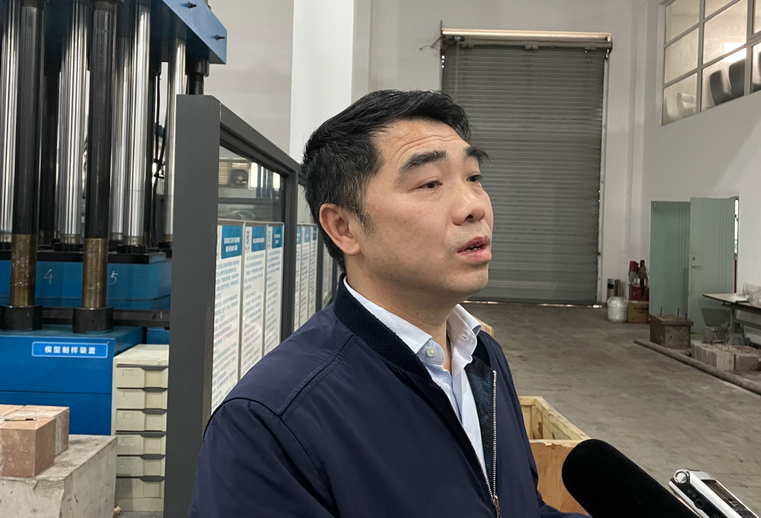 卢义玉介绍有关情况 黄军 摄