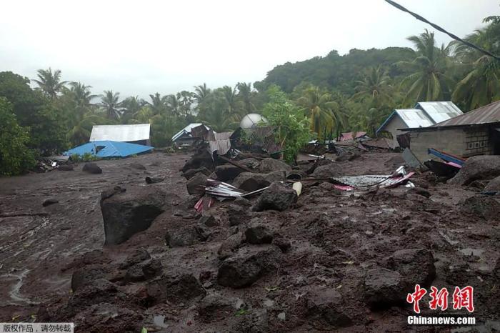 印尼东努沙登加拉省洪灾已致128人死亡 72人失踪