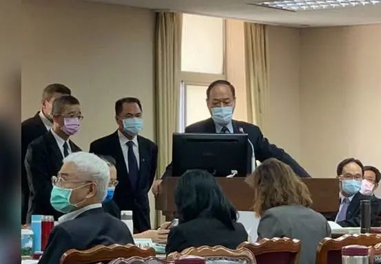 台“海委会主委”李仲威(中)7日在“立法院”备询。图自台湾联合新闻网