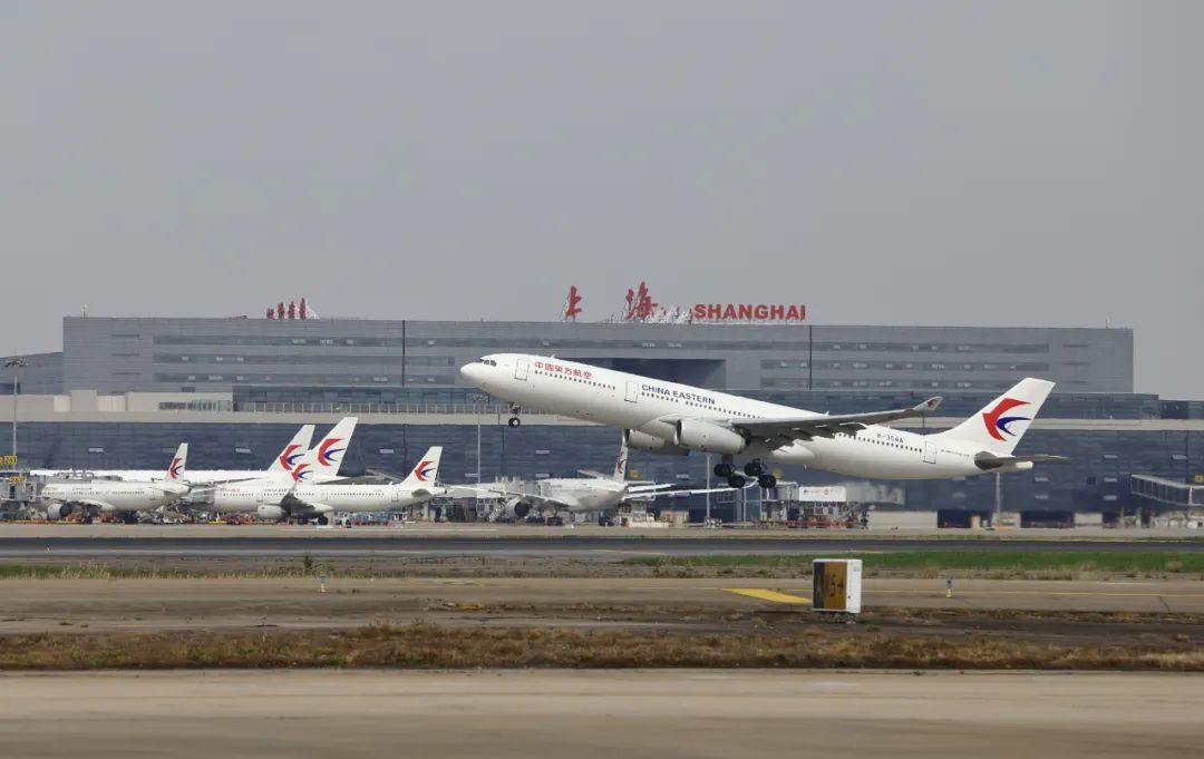 东方航空招聘_这些航空公司已宣布飞机上可以用手机了 到底怎么用(2)