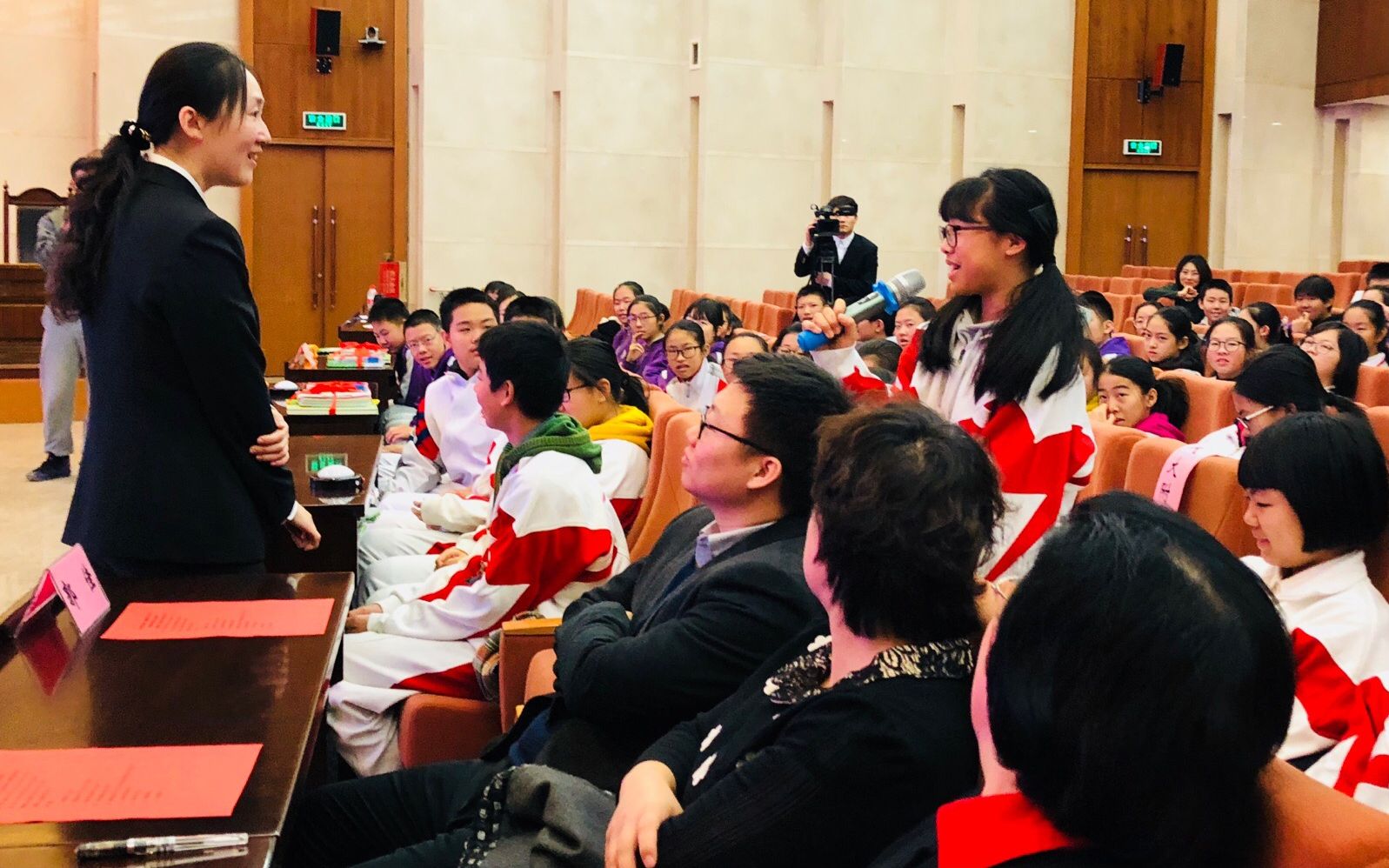 秦硕与未成年人交流。受访者供图