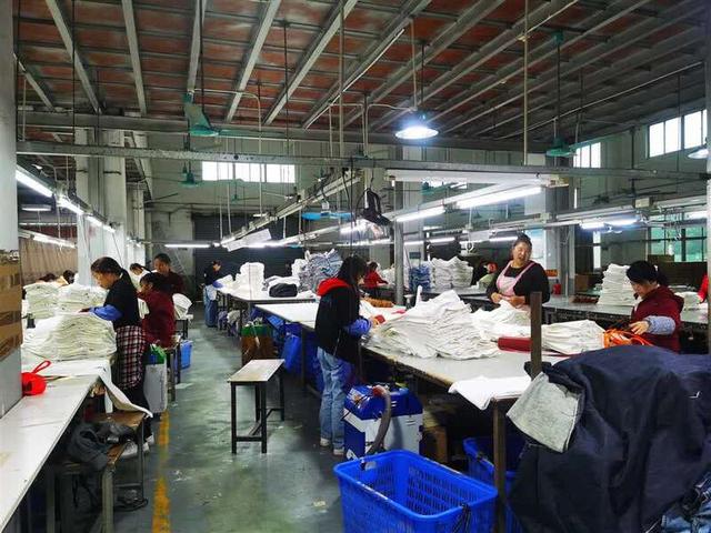 广州制衣厂高薪招工难:老板站街排队两公里让工人挑 真相是啥?