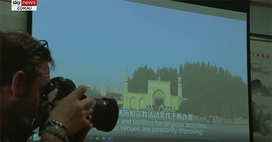 记者会现场播放纪录片视频,澳媒视频截图