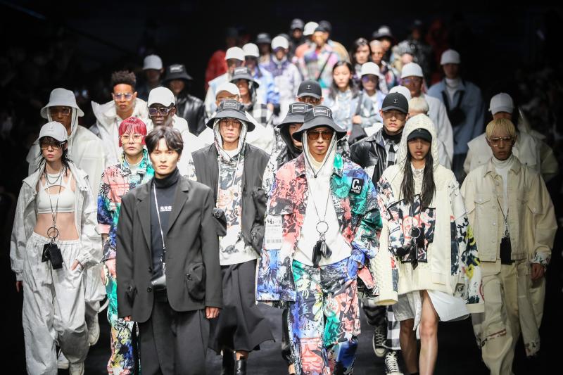 上海时装周2021时装周,巴宝莉2021秋冬时装秀 上海品牌占比超50%,"云上看秀,即秀即买",2021上海时装周拉开帷幕