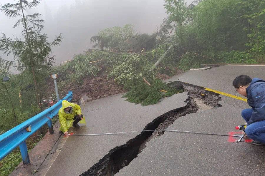 四川洪雅突发高位远程崩滑灾害 地质专家紧急排查：有二次滑动可能