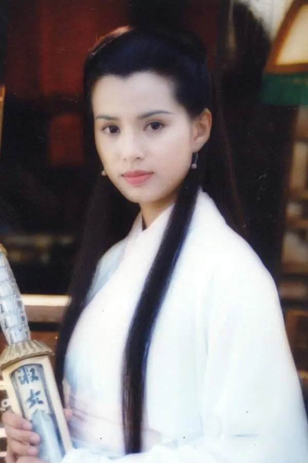 "姑姑"也穿lolita?54岁李若彤近照惊艳,挑战洛丽塔尽显奢华贵气