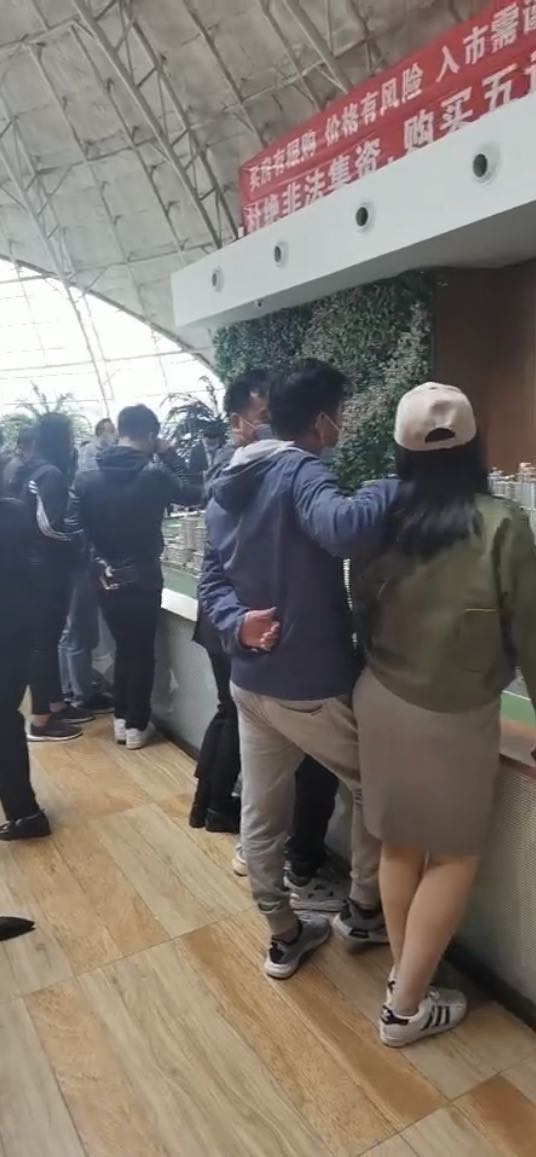 4月5日,在富力新城售楼处,大厅的墙面上,仍张贴了“买房有限购”的横幅。 吴斯旻/摄