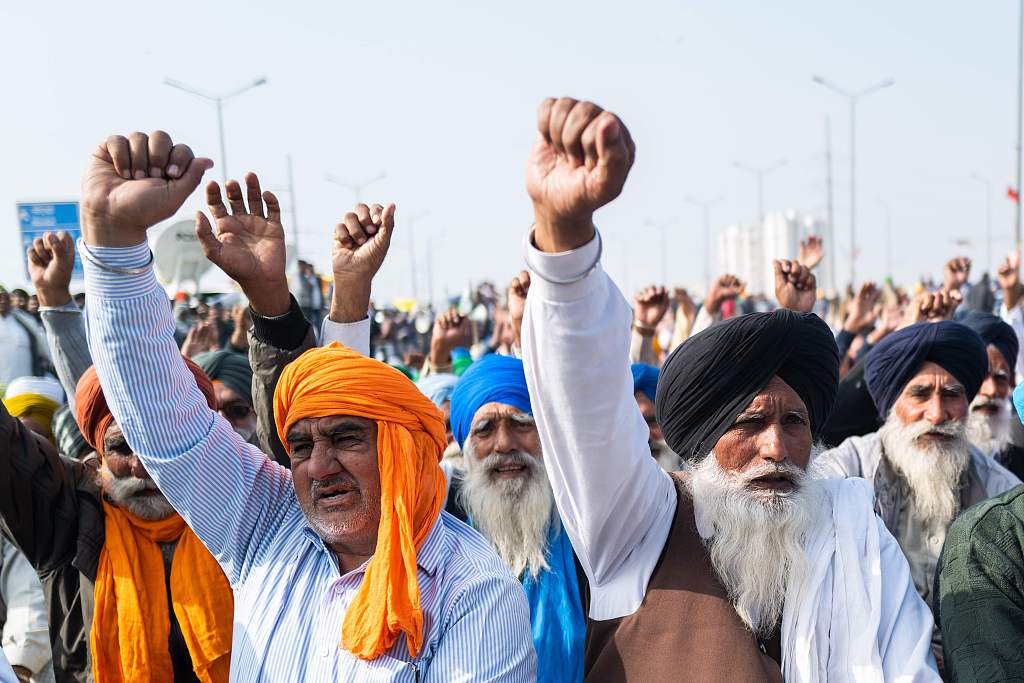 印度农民爆发抗议:警方出动高压水炮 致多人受伤休闲区蓝鸢梦想 - Www.slyday.coM 印度农民爆发抗议:警方出动高压水炮 致多人受伤休闲区蓝鸢梦想 - Www.slyday.coM