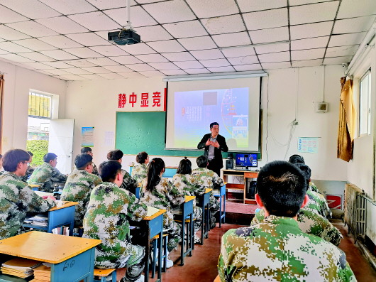 张俊成在给学生们上课。本文图片新华每日电讯