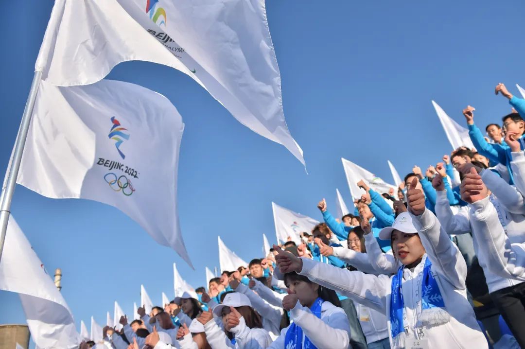 资料图片:2019年12月5日,志愿者代表在北京2022年冬奥会和冬残奥会赛会志愿者全球招募启动仪式现场欢呼。(新华社记者 彭子洋 摄)