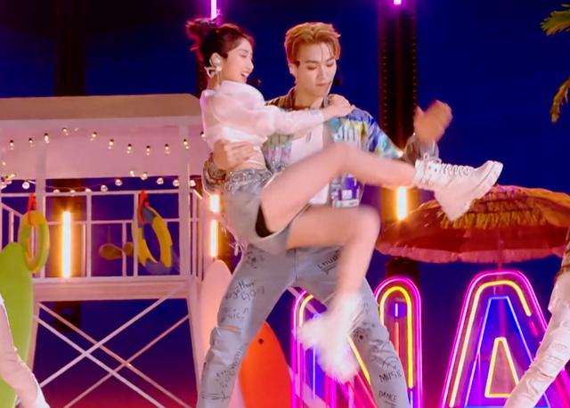 《创4》三公未播先火,赞多公主抱晓彤,米卡壁咚鞠婧祎画面绝了休闲区蓝鸢梦想 - Www.slyday.coM 《创4》三公未播先火,赞多公主抱晓彤,米卡壁咚鞠婧祎画面绝了休闲区蓝鸢梦想 - Www.slyday.coM