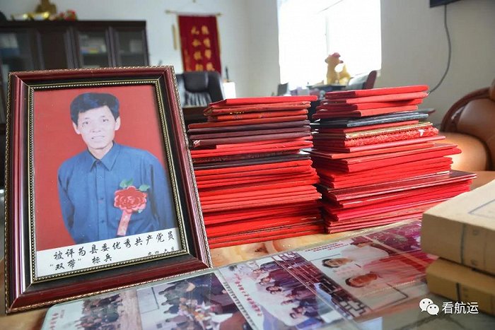 王恒良获得的荣誉证书 图片来源:宋兵/摄