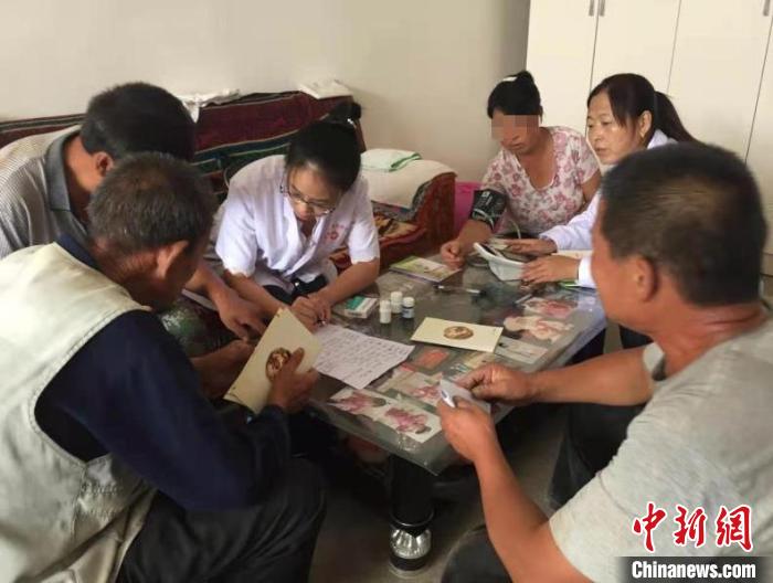 资料图:周娟正在家访。受访者供图