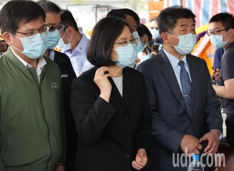 蔡英文(中)3日中午在林佳龙(左)、陈时中(右)陪同下到殡仪馆探视罹难者家属。图自台湾“联合新闻网”