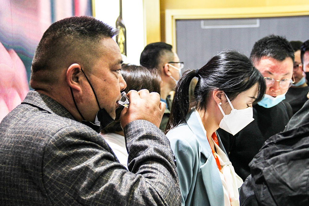 糖酒会上,不少企业推出试吃或试喝活动。图为一位观众在试喝舍得酒。